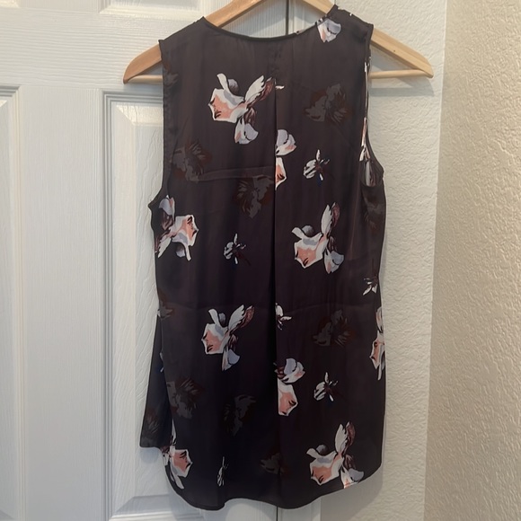 Banana Republic floral v neck top - Picture 4 of 4
